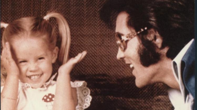 Elvis com a filha, Lisa Marie, na infância