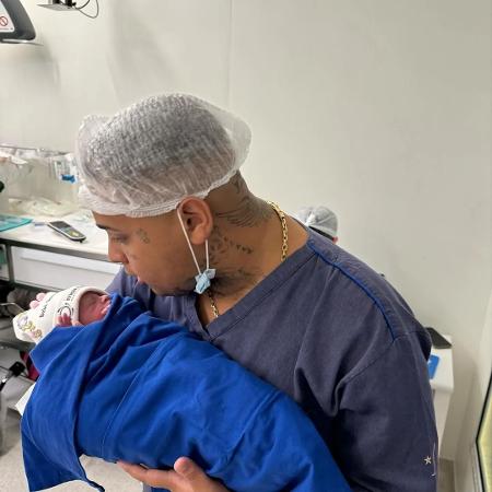 MC Ryan SP com a filha recém-nascida