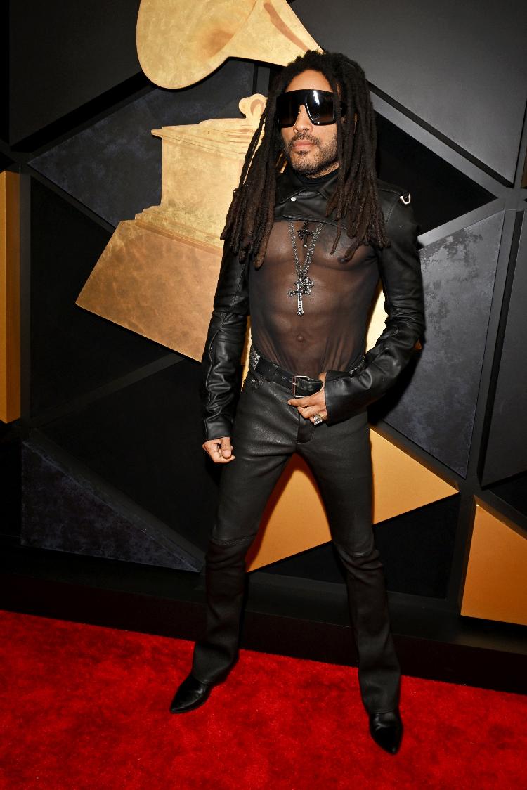 Lenny Kravitz apostou no preto e na transparência no Grammy 2024