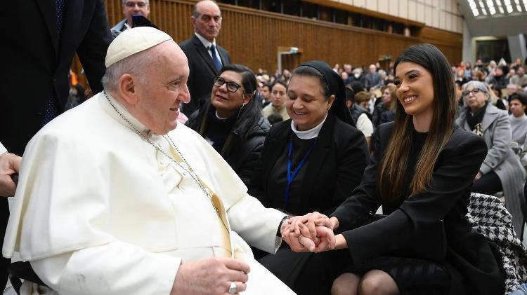 Papa Francisco segura a mão da Miss Brasil Mundo, Leticia Frota, no Vaticano