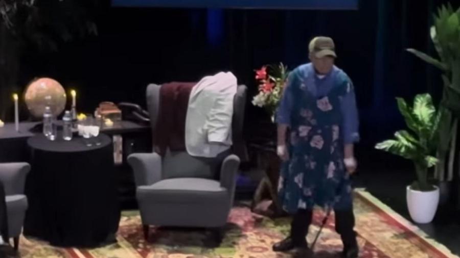 Richard Dreyfuss usou um vestido durante um momento da apresentação - Reprodução/Youtube