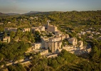 Pequeno vilarejo medieval abriga em suas casas o melhor resort da França - Divulgação