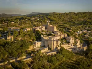 Pequeno vilarejo medieval abriga em suas casas o melhor resort da França