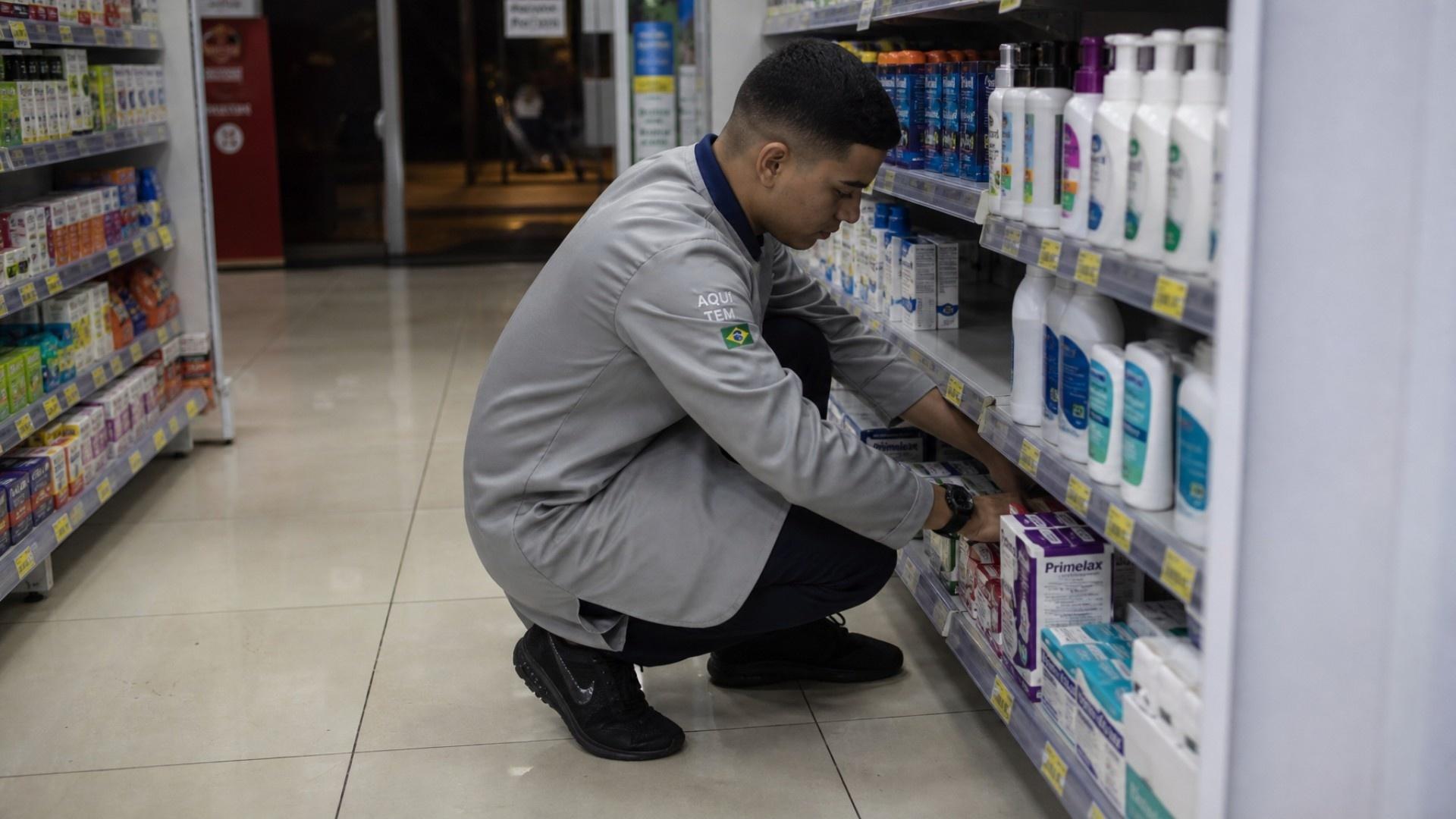Atendente de farmácia em seu ambiente de trabalho - undefined