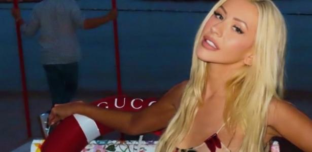 Christina Aguilera posa nua na banheira e faz referência ao Halloween - UOL