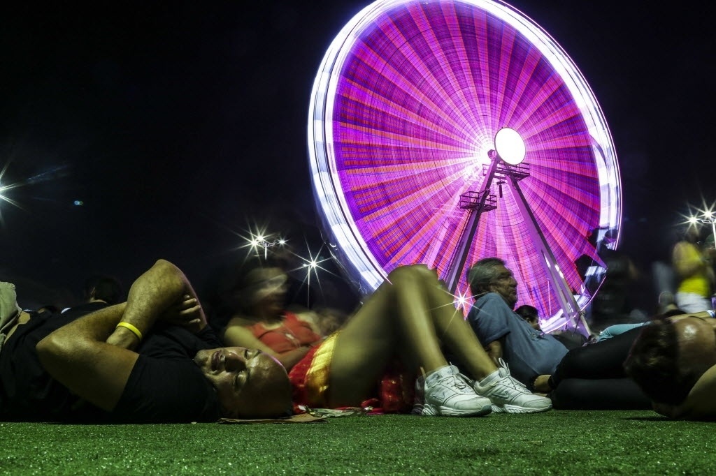 18.set.2015 - Público descansa perto da roda gigante durante a primeira noite do Rock in Rio 2015 - Antonio Lacerda/EFE