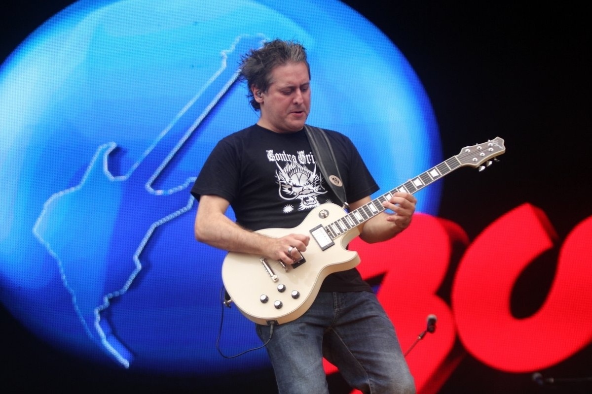 26.set.2016 - Erasmo Carlos toca com Ultraje a Rigor no palco Sunset, durante o sexto dia do festival Rock in Rio 2015. - Francisco Cepeda/AGNews