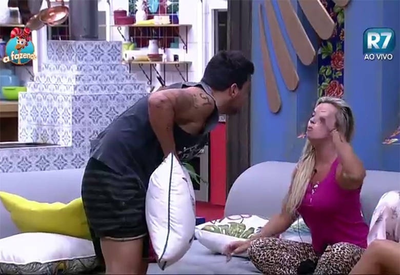 03.out.2015 - Thiago Servo e Veridiana Freitas brigam após a loira dizer que ele está expondo Ana Paula Minerato. - Reprodução/Record