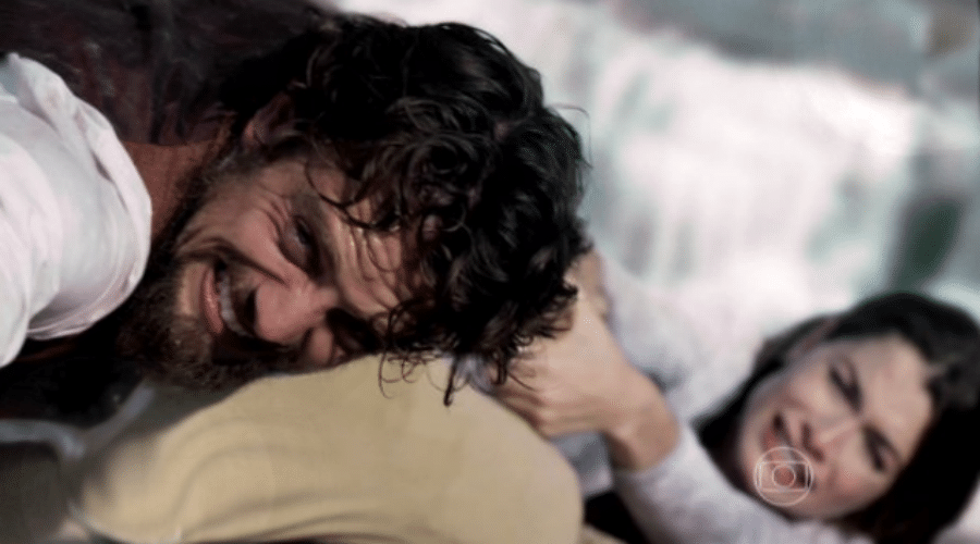 21.out.2015 - "Além do Tempo", novela das seis da Globo, sofreu uma passagem de cerca de 150 anos em sua história. No capítulo desta quarta-feira ocorreu a transição. A partir de agora, a trama escrita por Elizabeth Jhin se torna contemporânea. Os personagens voltam com o mesmo nome, mas com o sobrenome diferente - Reprodução/TV Globo