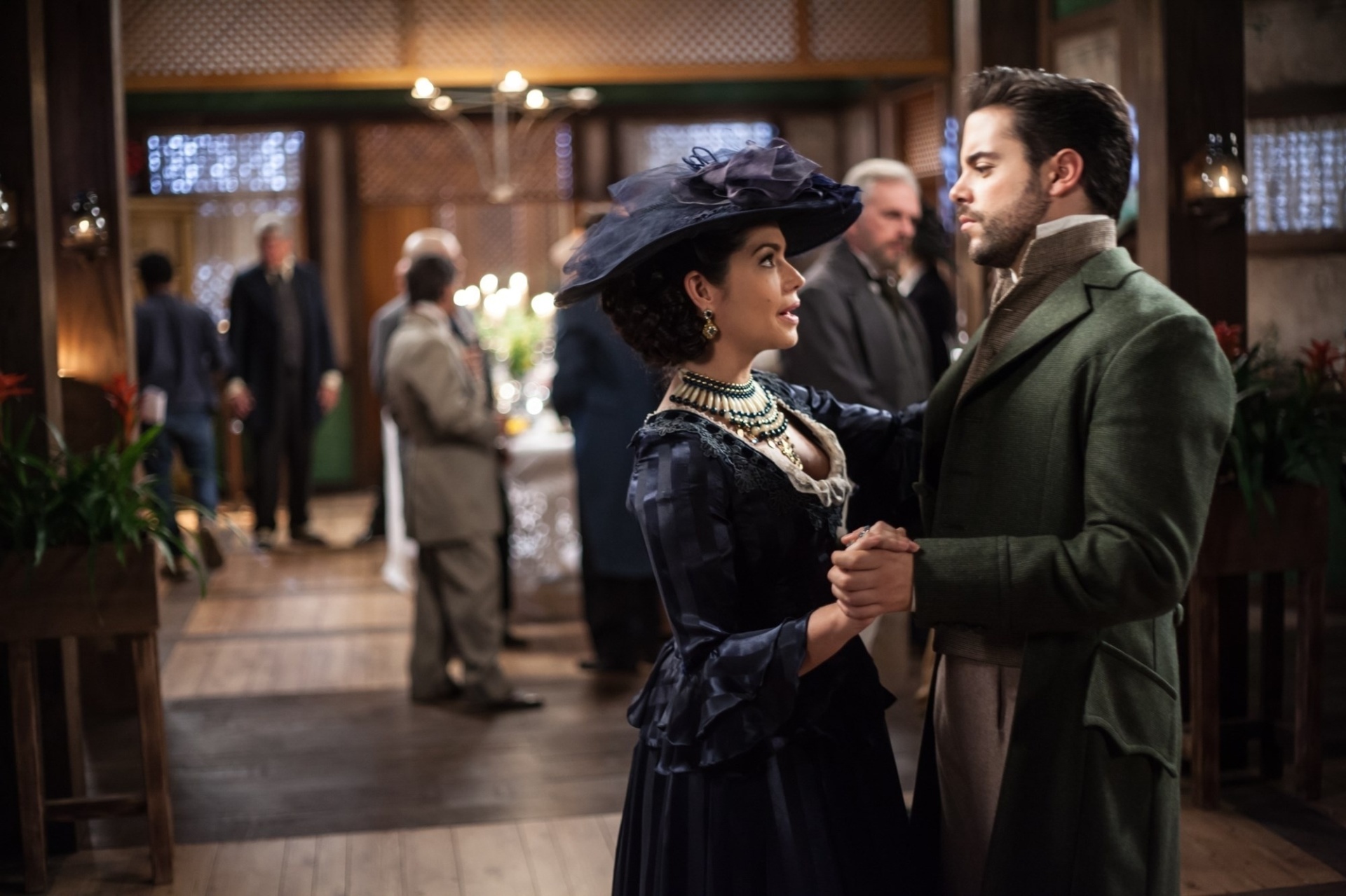 Por interesses, Maria Isabel e Miguel se casam, mas ele é apaixonado por Juliana. Obcecada pelo marido, ela vai infernizar a vida dos dois - Edu Moraes/Rede Record