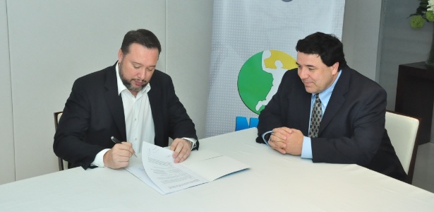 Franz Vacek e o presidente interino da Liga, João Fernando Rossi, durante assinatura de contrato - Fernanda Simão/Divulgação RedeTV!