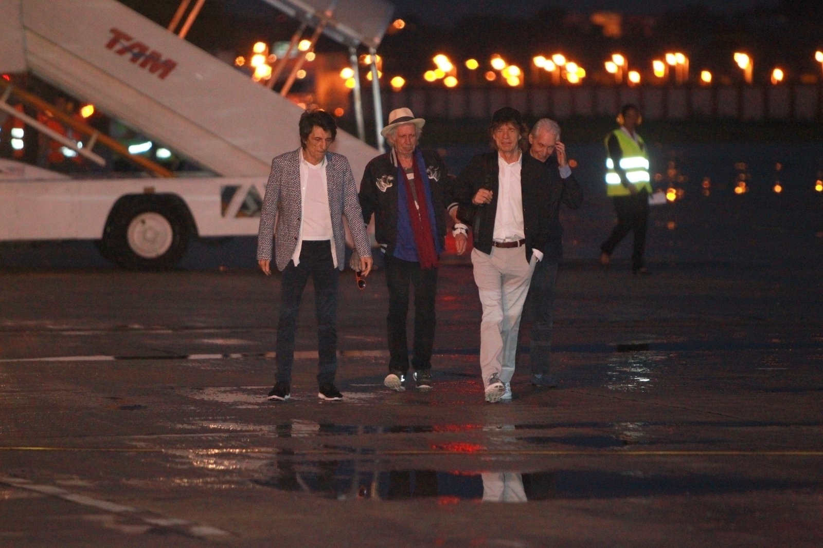 17.fev.2016 - A banda Rolling Stones desembarca no aeroporto do Galeão, no Rio de Janeiro - Marcello Sá Barretto/AgNews
