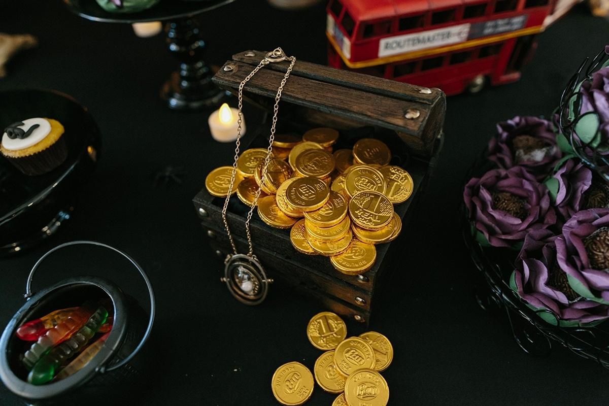 Festa inspirada em Harry Potter- baú de moedas - Nina Bedacchi Photography/Divulgação