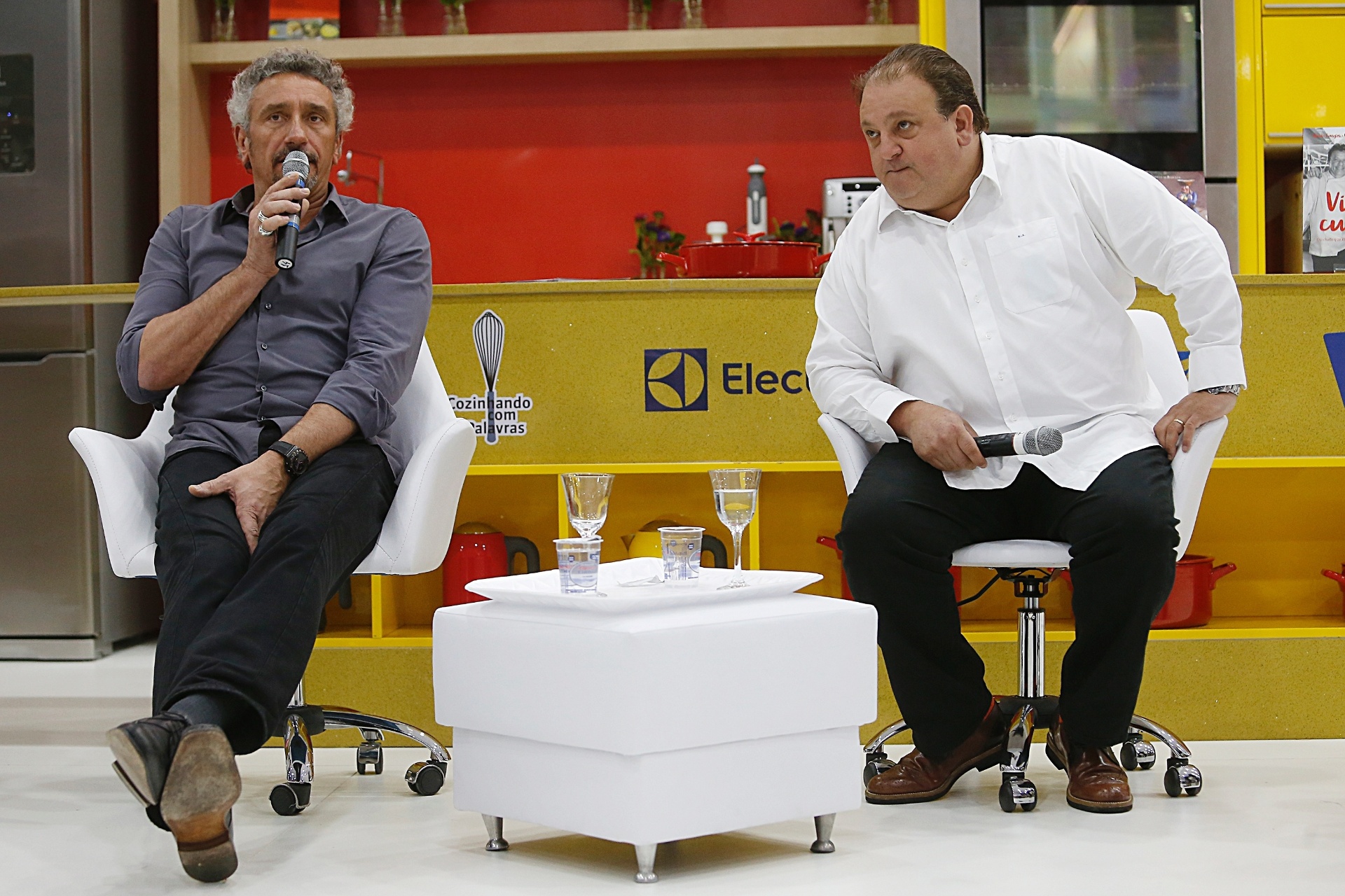 27.ago.2016 - Os chefs Emmanuel Bassoleil e Erick Jacquin participam de bate-papo sobre a carreira na culinária - Leonardo Benassatto/Futura Press/Estadão Conteúdo