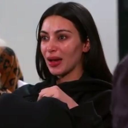 Kim Kardashian chora ao contar sobre assalto que sofreu em Paris para as irmãs Kloe e Kourtney  - Reprodução/E! 