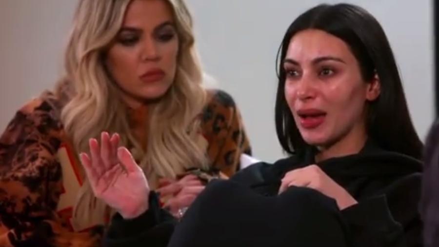 Kim Kardashian chora ao contar sobre assalto que sofreu em Paris para as irmãs Kloe e Kourtney  - Reprodução/E! 