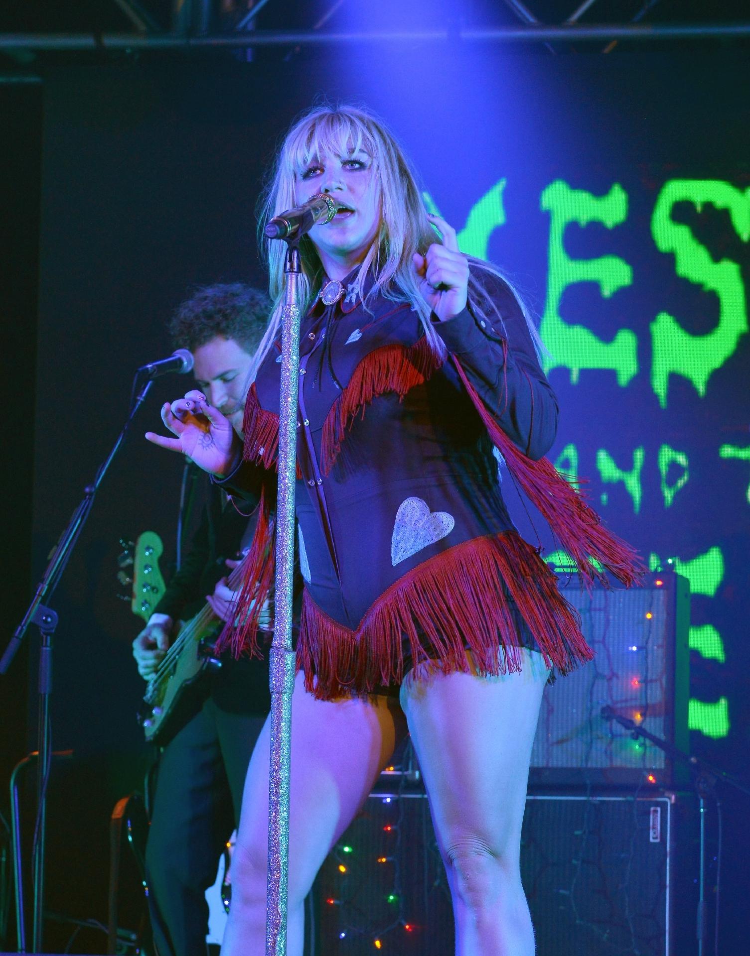 A cantora Kesha exibe barriga normal em apresentação - Johnny Louis/Getty Images