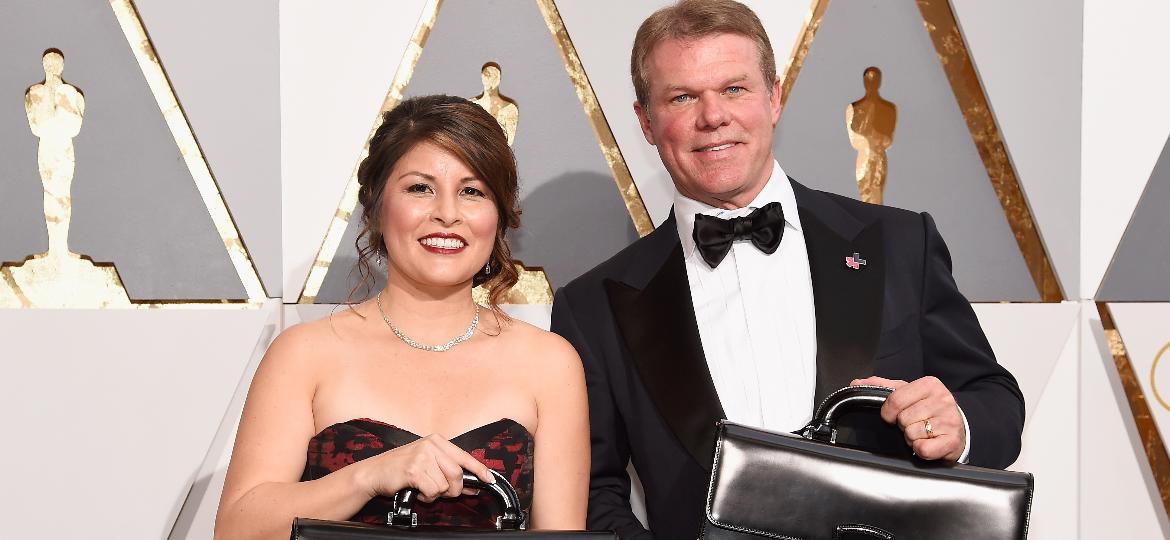 Martha Ruiz e Brian Cullinan, sócios da empresa de auditoria PriceWaterhouseCoopers, com a mala de votos do Oscar 2016 - Getty Images