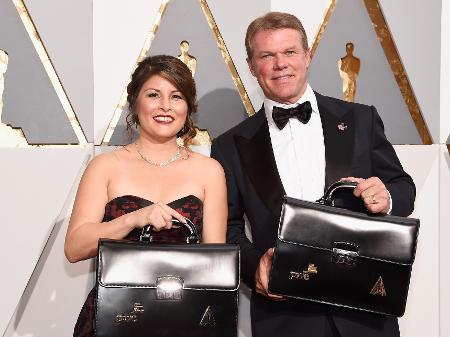 Martha Ruiz e Brian Cullinan, sócios da empresa de auditoria PriceWaterhouseCoopers, com a mala de votos do Oscar 2016 - Getty Images