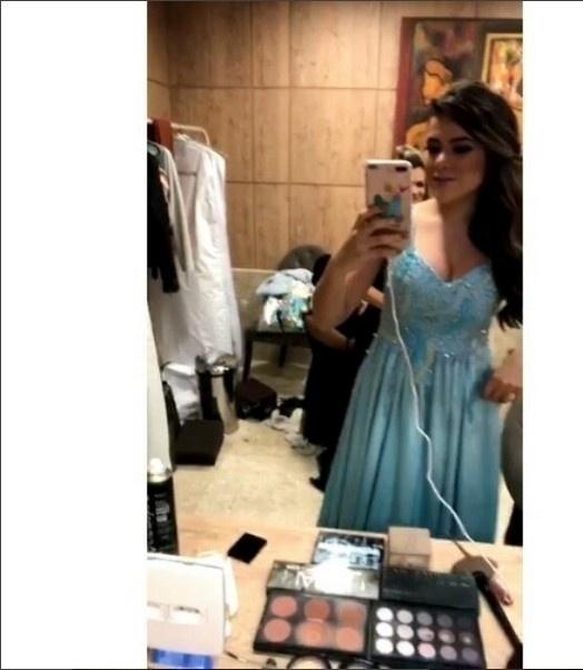 Maisa deixou escapar os detalhes do primeiro dos três vestidos que escolheu para os seus 15 anos em um vídeo no seu Instagram horas antes da festa. Além do modelo azul, ela vai usar um branco tradicional para dançar a valsa e um laranja curto bordado para curtir a balada - Reprodução/Instagram/@infosmaisasilva