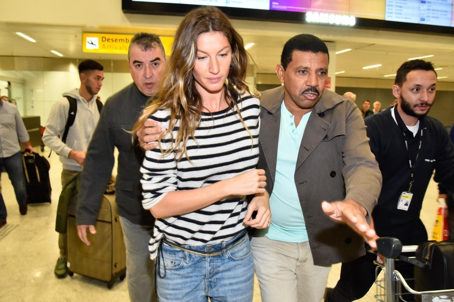 A top Gisele Bündchen chegou ao Brasil na manhã desta terça-feira (13). Ela foi fotografada no saguão do aeroporto de Guarulhos, em São Paulo, e sendo levada até o carro - Caio Duran/agnews