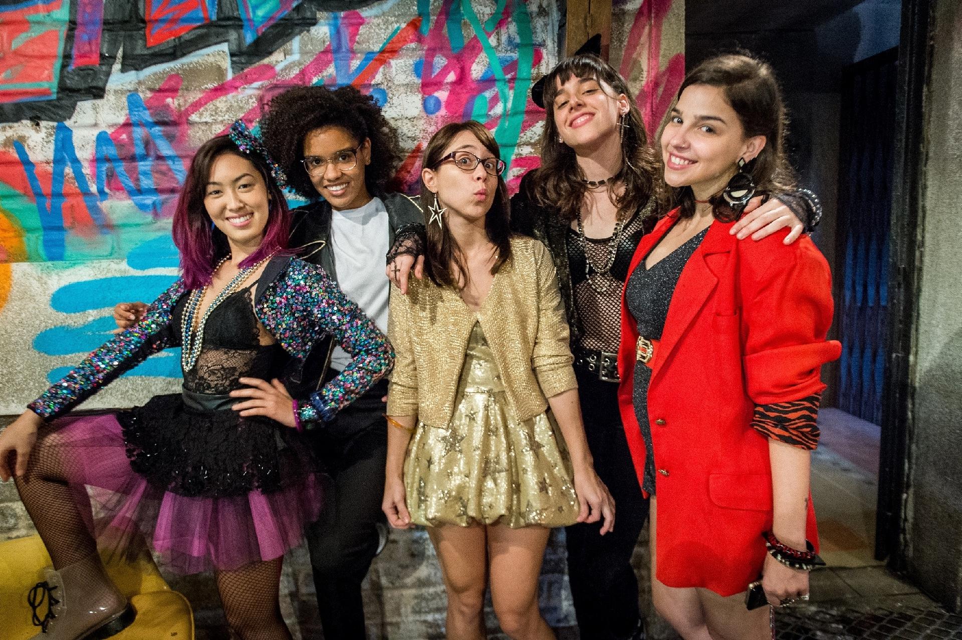 Protagonistas de "Malhação: Viva a Diferença" se vestem com figurino vintage para festa temática dos anos 80 - Raquel Cunha/TV Globo