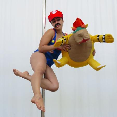 Jaque Leal pratica pole dance há um ano e ganhou concurso vestido como Mario Bros - Divulgação - Divulgação