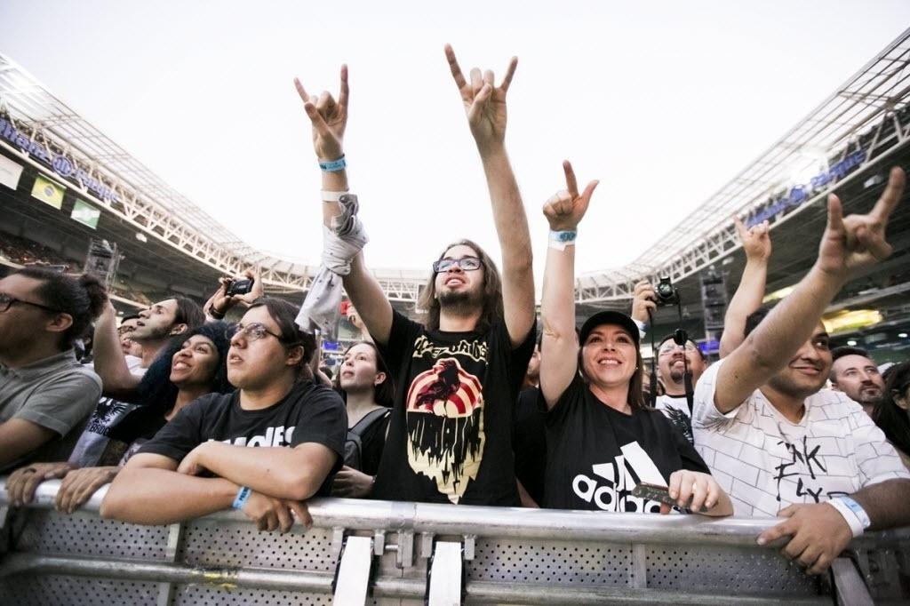 Fãs agitam o show da banda Alter Bridge pela primeira vez no Brasil no São Paulo Trip - Mariana Pekin/UOL