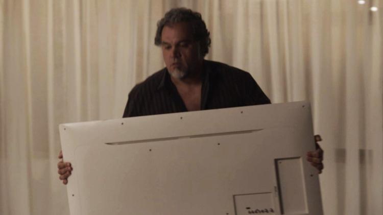 O agiota leva objetos da casa da arquiteta em "A Força do Querer" - Reprodução/GShow - Reprodução/GShow