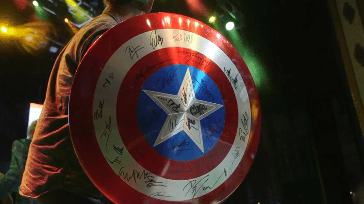 Paul Rudd segura o escudo do Capitão América assinado pelos Vingadores - Reprodução - Reprodução