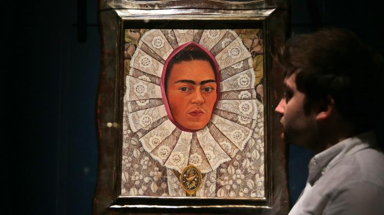 Peça da exposição "Frida Kahlo: Making Her Self Up" - Daniel Leal-Olivas/AFP - Daniel Leal-Olivas/AFP