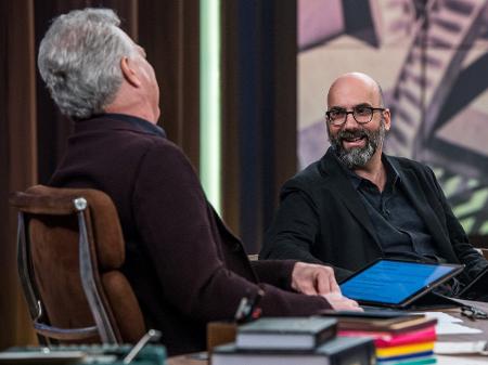 O apresentador Pedro Bial e o escritor Valter Hugo Mãe no programa "Conversa com Bial" - Globo/Fábio Rocha