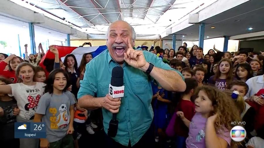 Márcio Canuto interage com crianças durante a Copa do Mundo para o "SPTV 1ª Edição", telejornal local da Globo - Reprodução/TV Globo