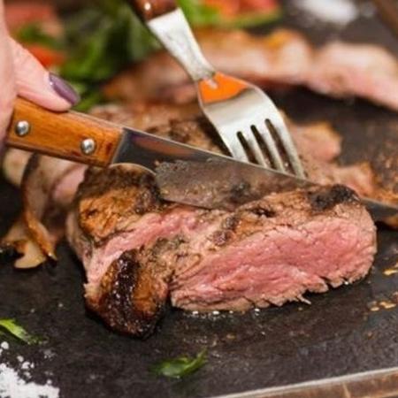 Carne é rica em gordura e fibras, que demoram para ser digeridas - Getty