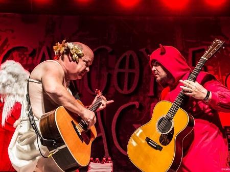 Jack Black e Kyle Glass se apresentam como Tenacious D - Reprodução/Facebook/tenacious