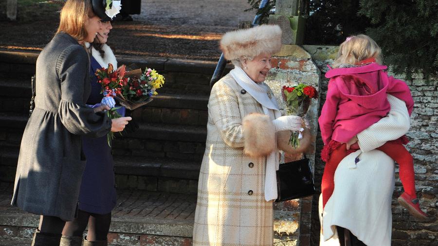 A rainha Elizabeth 2ª, acompanhadas das princesas Eugenie e Beatrice de York, na chegada para a tradicional missa em Sandringham em 2010 - Getty Images