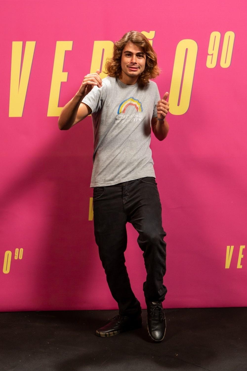 Rafa Vitti foi bem à vontade de camiseta com estampa de arco-íris - Isabella Pinheiro/Globo