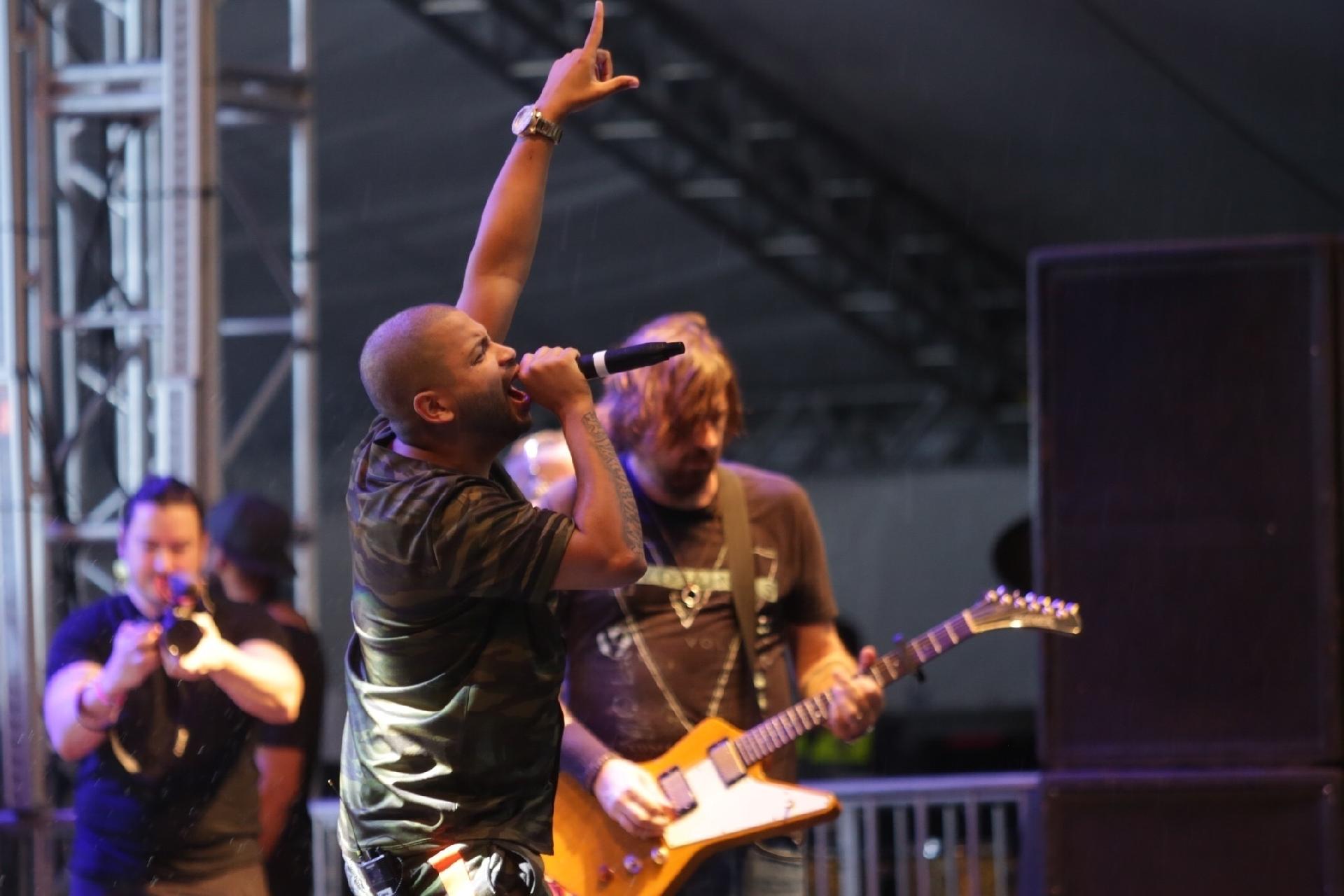 O rapper Projota apareceu de surpresa e se apresentou no lugar de Dinho Ouro Preto, que desistiu de cantar com Marcão e Heitor - Diego Padgurschi/UOL