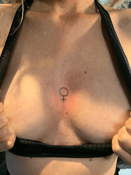 Ana Cañas mostrou tatuagem feminista entre os seios - Reprodução/Instagram
