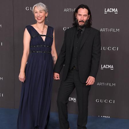 Keanu Reeves e a suposta namorada Alexandra Grant de mãos dadas em tapete vermelho em LA - Getty Images - Getty Images