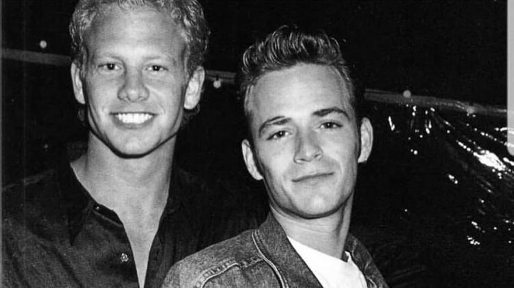 Ziering (esq.) e Luke Perry, que morreu em 2019, contracenaram na série 'Barrados no Baile'