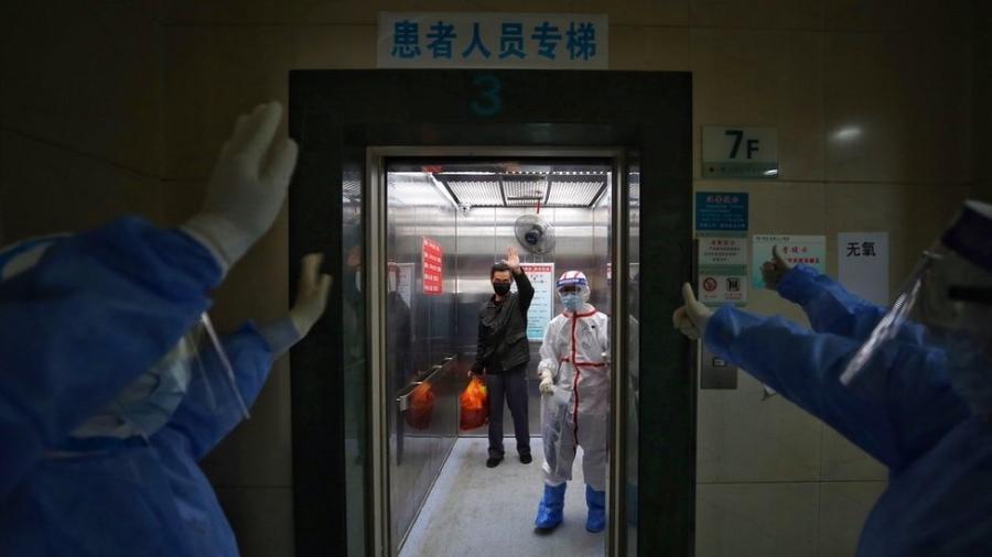 Equipe de hospital em Wuhan, na China, se despede de paciente curado da covid-19 - STR/AFP VIA GETTY IMAGES via BBC