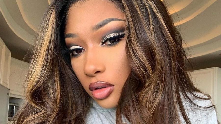 Arrasa quarteir??o Megan Thee Stallion esbanja corp??o com cal??a caindo