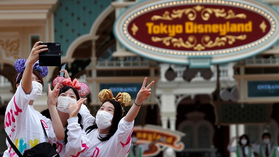 Visitantes marcaram presença na reabertura dos parques temáticos Disneylândia e DisneySea em Tóquio - REUTERS/Issei Kato
