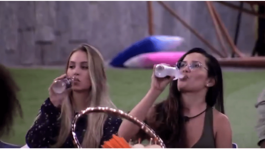 BBB 21: Juliette e Carla bebendo durante o jogo "eu nunca" - Reprodução/Globoplay