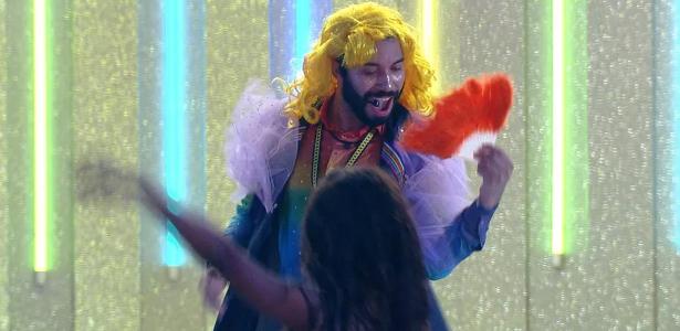 BBB 21: Gilberto faz performance fantasiado de Britney Spears