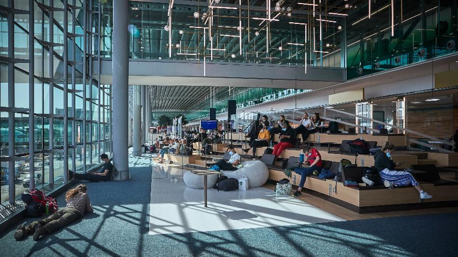 Viajantes aguardam seus voos no aeroporto Charles De Gaulle - Kiran Ridley/Getty Images