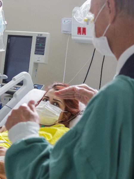 O cirurgiões Alfredo Benjamim Duarte Da Silva, do hospital Marcelino Champagnat em Curitiba, e McKay Mckinnon, americano especializado em casos de neurofibromatose, orientam a paciente Karina Rodini sobre os cuidados a tomar na recuperação de sua cirurgia - Theo Marques/UOL - Theo Marques/UOL