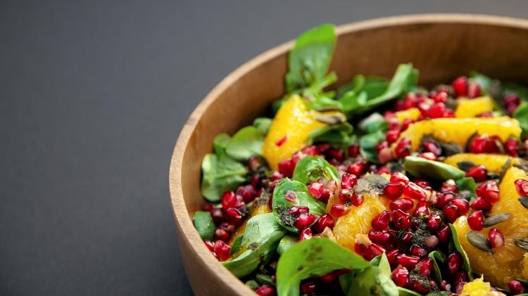 romã na salada  - iStock - iStock