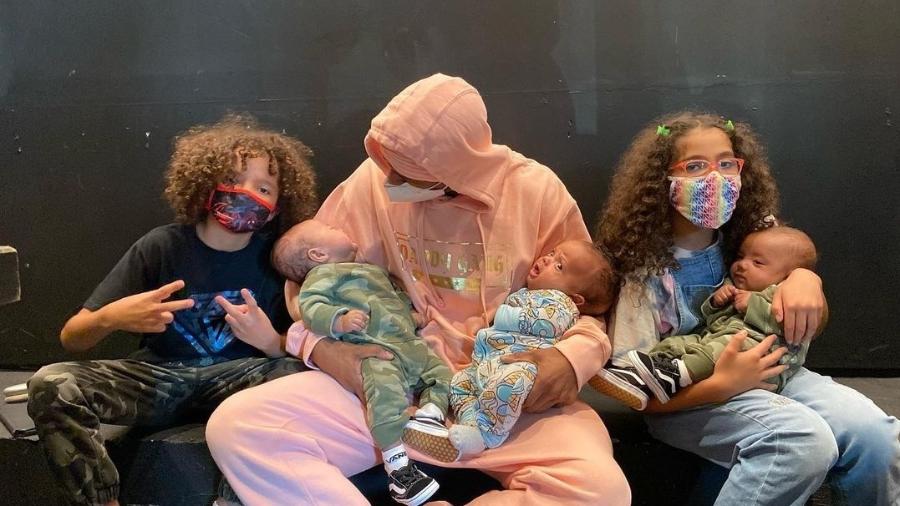 Nick Cannon aparece segurando o menino no colo e de mais quatro filhos - Reprodução/Instagram